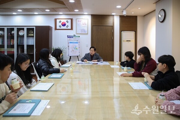 주광덕 남양주시장이 '1일 명예시장'과 간담회를 갖고 있다. (사진=남양주시)