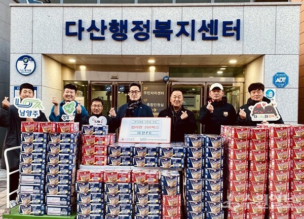 이기복 다산행정복지센터장(가운데)이 남양주시 다산FC로부터 컵라면 200박스를 전달받은 뒤 기념촬영을 하고 있다. (사진=다산행정복지센터)