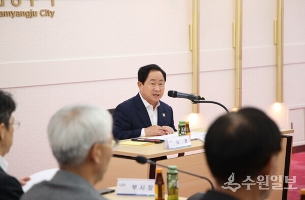 주광덕 남양주시장이 지난 10월 신청사 추진위원회 위촉식에서 발언하고 있다. (사진=남양주시)