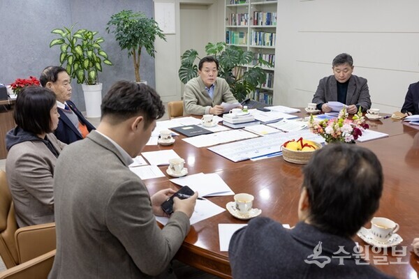 이재준 수원시장과 이재식 수원시의회 의장, 김정렬 부의장 등 시의원들이 의견을 나누고 있다. (사진=수원시)