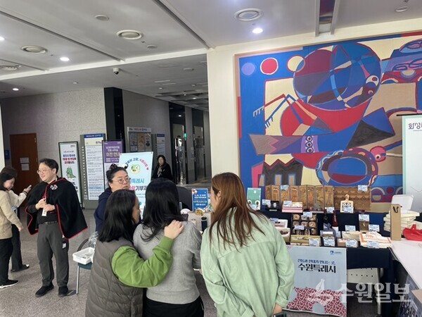 수원시 공직자들이 12일 용인시청에서 수원시 고향사랑기부제 홍보 부스를 운영하고 있다. (사진=수원시)