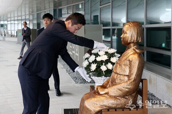 김진경 경기도의회 의장이 13일 ‘도의회 평화의 소녀상 건립 6주년'을 맞아 평화의 소녀상 앞에서 헌화하고 있다. (사진=경기도의회)