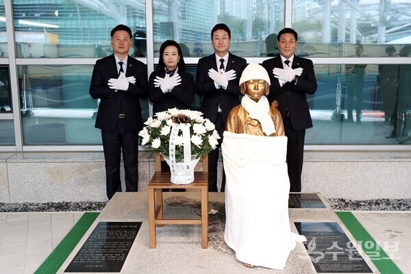 김진경 경기도의회 의장이 13일 ‘도의회 평화의 소녀상 건립 6주년 추모식’을 가진 뒤 의장단과 함께 하고 있다. 왼쪽부터 최종현 더불어민주당 대표의원, 정윤경 부의장, 김 의장, 김규창 부의장. (사진=경기도의회)