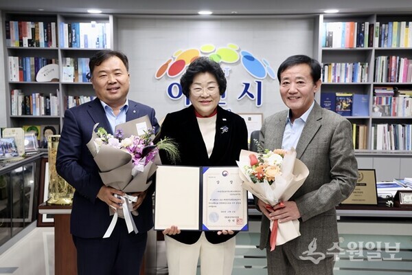 김경희 이천시장(가운데)이 홍광표 ‘임금님표이천’ 브랜드 본부장(오른쪽)과 수상을 자축하며 기념촬영을 하고 있다. (사진=이천시)