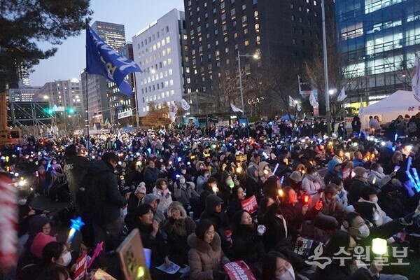 여의도 국회의사당에 모인 인파. 분위기는 흡사 축제장 같았다. (사진=김우영)
