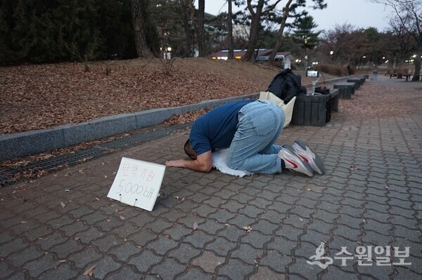 5000배를 하고 있는 시민. (사진=김우영)