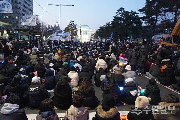 13일 국회의사당 앞에 모인 인파. (사진=김우영)
