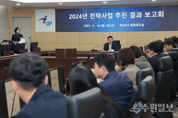 서태원 가평군수가  '2024 전략사업 추진 결과 보고회'를 주재하고 있다. (사진= 가평군)