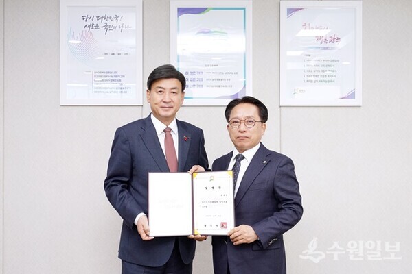 최찬용 광주도시관리공사 사장(오른쪽)이 방세환 광주시장으로부터 임명장을 받은 뒤 기념촬영을 하고 있다. (사진=광주시)