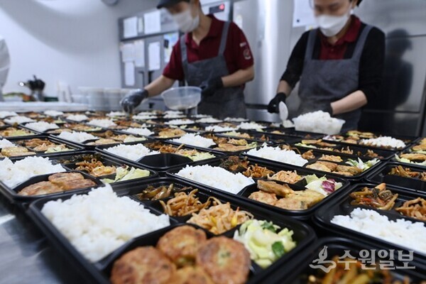 수원새빛돌봄 서비스 중 시민의 제안으로 시작된 식사배달서비스로 배달되는 도시락을 만드는 모습.(사진=수원시)