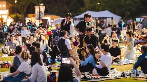 지난 9월 광교호수공원 재미난밭에서 열린 재즈페스티벌에서 아티스트와 시민들이 한데 어우러져 공연을 즐기고 있다.(사진=수원시)