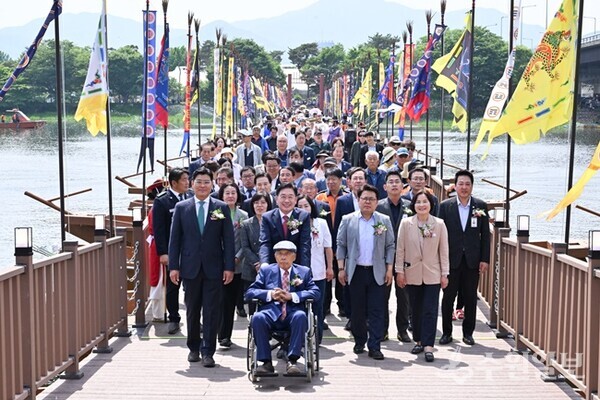 지난 5월.17일 세미원 배다리 개통식에서 전진선 군수를 비롯, 내빈, 군민들이 배다리를 건너고 있다. (사진=양평군) 