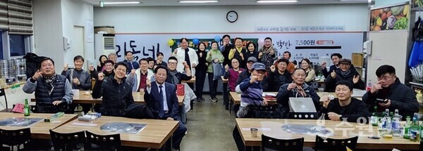 '2024 구리갈매거버넌스 송년회에서 안승남 구리거버넌스분권연대 고문(맨 뒤 오른쪽 세번째 ), 남대희 갈매동 모임대표(오른쪽 4번째), 장승희 공동대표(왼쪽 두번째), 장은경 운영위원(왼쪽 3번째)등이 참석자들과 함께 기념촬영을 하고 있다(사진=구리거버넌스분권연대)