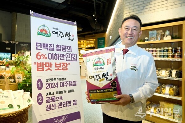 이충우 여주시장이 여주 대왕님표 프리미엄 쌀을 신세계백화점에 입점한 뒤 홍보활동에 나서고 있다. (사진=여주시)