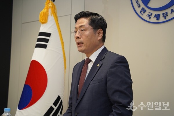 구재이 한국세무사회 회장이 성명서를 발표하고 있다. (사진=한국세무사회)