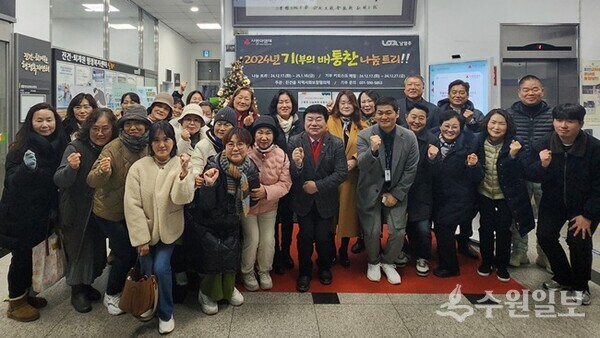남양주시 진건읍 지역사회보장협의체가 ‘사랑의 나눔존 기통찬 나눔트리’ 점등식을 가진 뒤 기념촬영을 하고 있다. (사진=진건퇴계원행정복지센터)