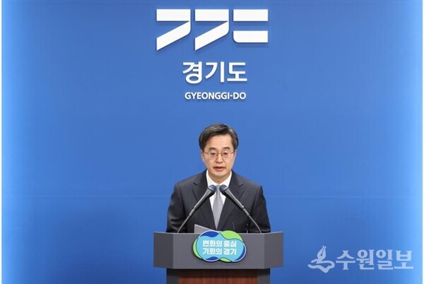김동연 경기도지사가 19일 오전 경기도청 브리핑룸에서 경제재건 제안을 위한 긴급브리핑을 하고 있다. (사진=경기도)