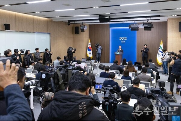 19일 오전 경기도청 브리핑룸에서 김동연 경기도지사가  경제재건 제안을 위한 긴급브리핑을 하고 있다. (사진=경기도)