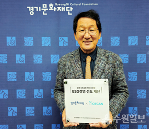 유인택 경기문화재단 대표이사가 ‘헌 옷, 나눔의 공간’ 기부캠페인에 참여하며 포즈를 취하고 있다. (사진=경기문화재단)