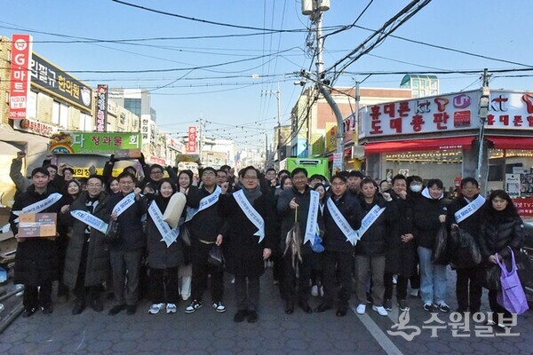 19일 수원 연무시장에서 진행된 전통시장 방문행사 후 강성천 경과원장(앞줄 가운데)과 임직원들이 기념촬영을 하고 있다. (사진=경과원)