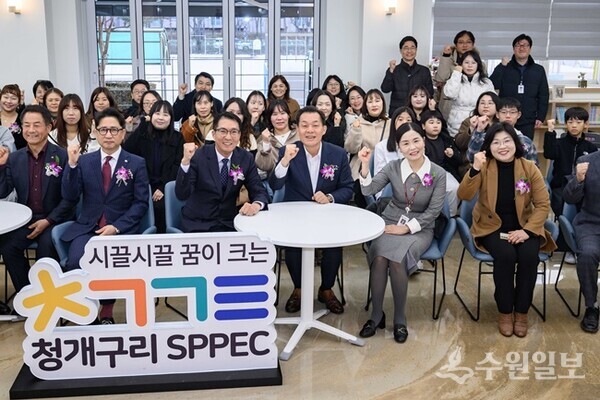 이재준 시장(가운데)이 참석자들과 함께하고 있다. (사진=수원시)