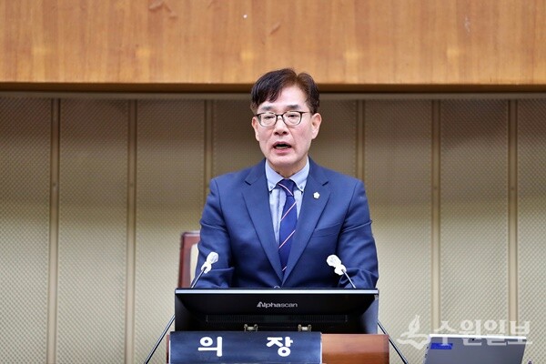 김학기 의장이 제308회 제2차 정례회 제3차 본회의 산회를 선포하고 있다. (사진=의왕시의회)