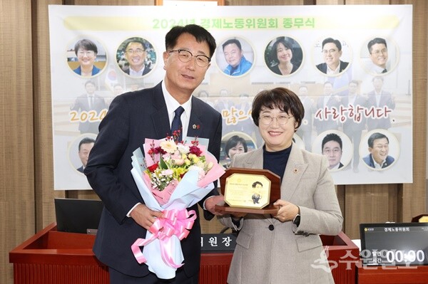 김재균 경기도의원(왼쪽)이 고은정 경제노동위원회 위원장으로부터 '2024년 경제노동위원회 행정사무감사 우수위원' 표창패를 전달받고 있다. (사진=경기도의회)