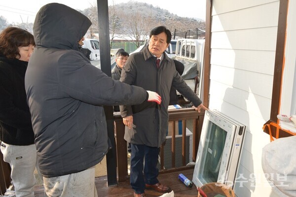 박용철 강화군수(오른쪽)가 21일 북한 소음방송에 고통받고 있는 지역 주민의 소음피해 완화를 위한 방음창을 설치하는 가구를 찾아 주민들과 대화를 나누고 있다. (사진=강화군)