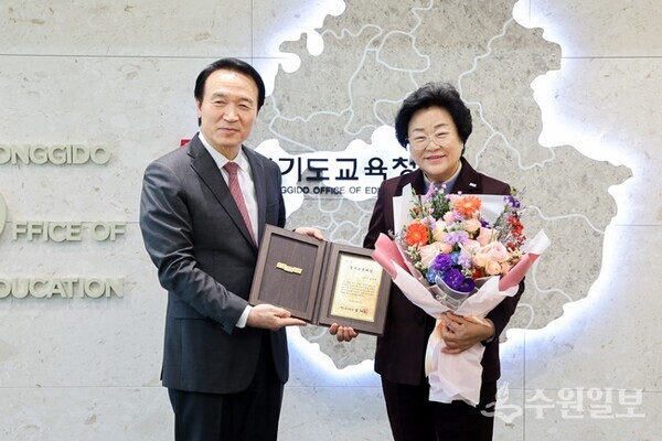 김경희 이천시장(오른쪽)이 임태희 경기도교육감으로부터 '제40회 경기교육대상' 교육협력분야 표창패를 받은뒤 기념촬영을 하고 있다. (사진=이천시) 