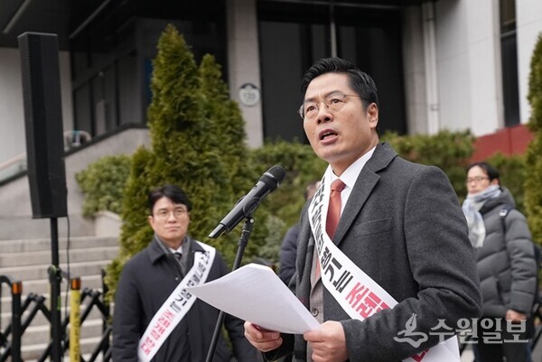 구재이 한국세무사회장이 20일 개최한 '서울시 행정사무의 민간위탁에 관한 조례' 본회의 통과 저지를 위한 세무사 궐기대회에서 서울시의회의 대법원 판결 무시 조례 개정 반대를 천명하고 있다. (사진=한국세무사회)