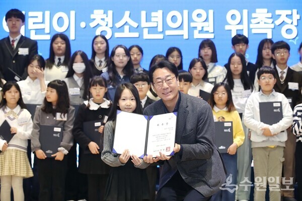 정명근 화성시장이 제8대 어린이․청소년의회 발대식에서 어린이.청소년 의원들에게 위촉장을 전달한 뒤 함께 하고 있다. (사진=화성시)
