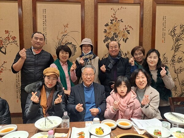 송년회 후 연구소 관계자와 참석자들이 단체 사진을 촬영하고 있다. (사진=이야기가 있는 역사문화연구소)