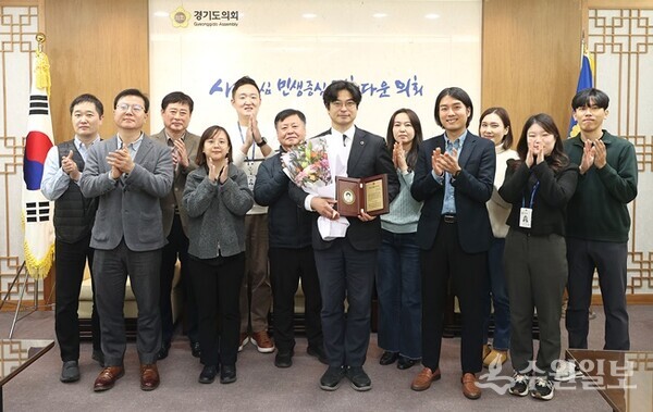 박상현 의원(앞줄 가운데)이 감사패 전달식 후 참석자들과 기념 촬영을 하고 있다. (사진=경기도의회)