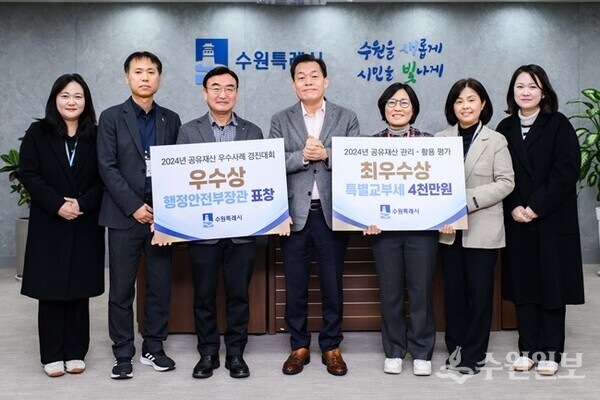 이재준 수원시장(가운데)과 공직자들이 함께하고 있다. (사진=수원시)