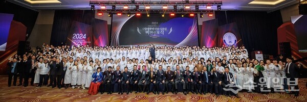 (사)대한민국 한식포럼과 (사)한식문화세계화협회가 23일 양재동 더케이호텔서울에서 '한식을 문화로 경제로 세계로'라는 슬로건과 함께 개최한 '비전선포식'에서 참석자들이 기념촬영을 하고 있다. (사진=대한민국한식포럼)