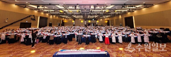 포럼비전선포식에서 참석자들이 '한식을 문화로, 경제로, 세계로'라는 슬로건을 외치는 퍼포먼스를 펼치고 있다. (사진=대한민국한식포럼)