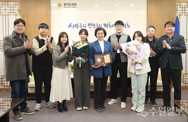 '2024년 의정활동 우수도의원으로 선정된 김미숙 의원(가운데)이 경기도의회 관계자들과 기념촬영을 하고 있다. (사진=경기도의회)
