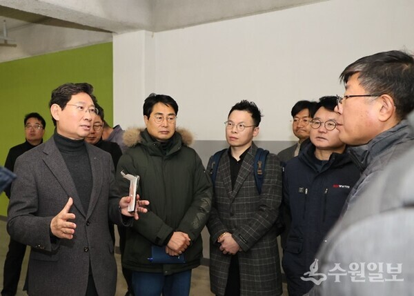 이상일 용인시장(왼쪽)이 28일 경남아너스빌 디센트 건설 현장에서 누수가 지적된 지하 주차장을 둘러보고 있다. (사진=용인시)