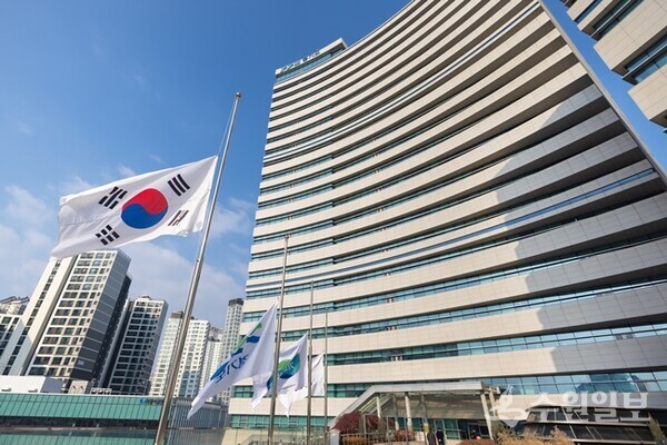 경기도가 제주항공 여객기 사고 희생자를 애도하기 위해 광교청사에 조기를 게양했다. (사진=경기도)