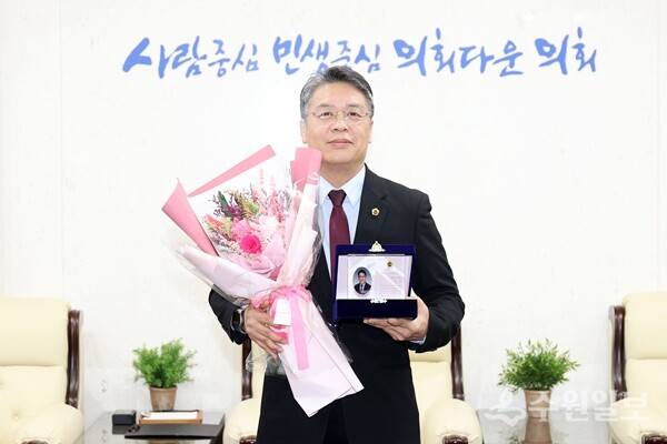 이석균 경기도의원이 '2024년 행정사무감사 우수의원상'을 수상한 뒤 포즈를 취하고 있다. (사진=경기도의회)