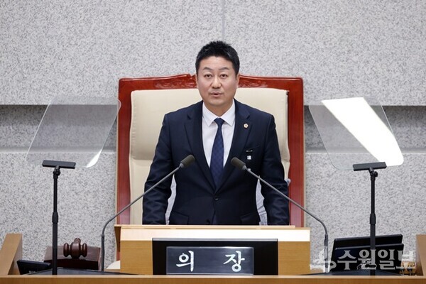 김진경 경기도의회 의장이 2024년 의사일정을 마무리하는 ‘제381회 임시회’ 제1차 본회의 폐회를 선언하고 있다. (사진=경기도의회)