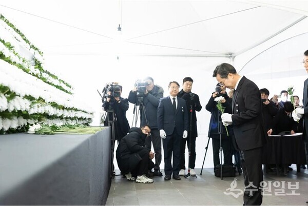 31일 오전 수원역에 설치된 제주항공 여객기사고 희생자 합동분향소에서 김동연 경기도지사가 헌화를 하고 있다. (사진=경기도)