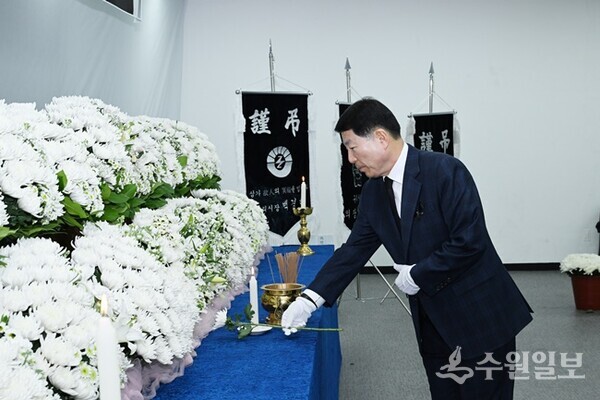 백경현 구리시장이 시청 1층 상황실에 마련한 합동분향소를 찾아 헌화하고 있다. (사진=구리시)