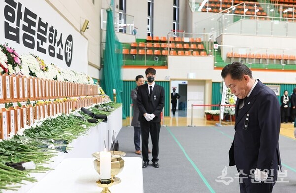 이재준 수원시장이 무안종합스포츠파크 실내 체육관에 마련된 합동분향소에서 항공참사 희생자들을 추모하고 있다. (사진=수원시)