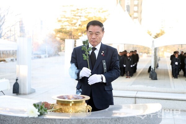 이재식 수원특례시의회 의장이 헌화 분향하고 있다. (사진=수원시의회)