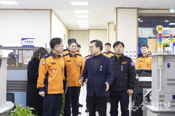 1일 오전 김동연 경기도지사가 경기도소방재난본부를 방문, 소방관계자들과 대화를 나누고 있다. (사진=경기도)