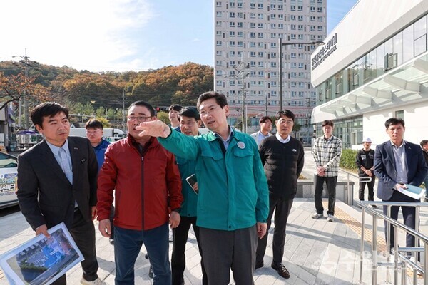 이상일 용인시장이 지난해 11월 새롭게 단장한 용인공영버스터미널을 점검하고 있다. (사진=용인시)