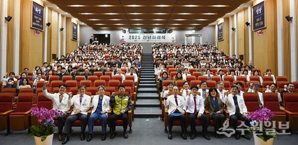 2일 아주대의료원 별관 대강당에서 개최된 신년 하례식에서 한상욱 의료원장(앞줄 오른쪽 네번째)을 비롯한  주요 보직자, 직원 등이 기념촬영을 하고 있다. (사진=아주대의료원)