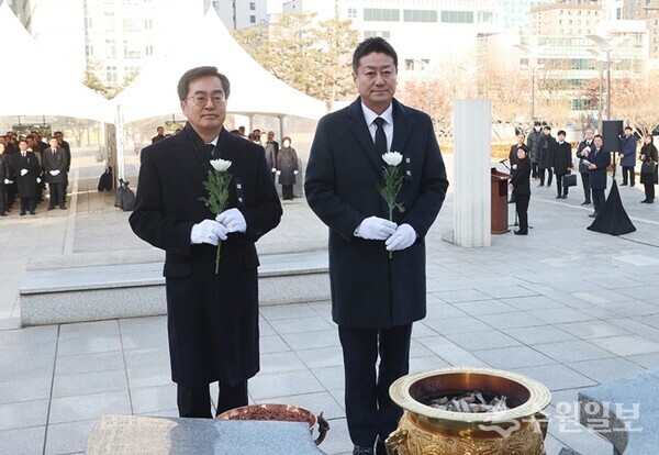김진경 경기도의회 의장(오른쪽)이 2일 김동연 경기도지사와 함께 수원시 현충탑을 찾아 헌화·분향을 하고 있다. (사진=경기도의회)