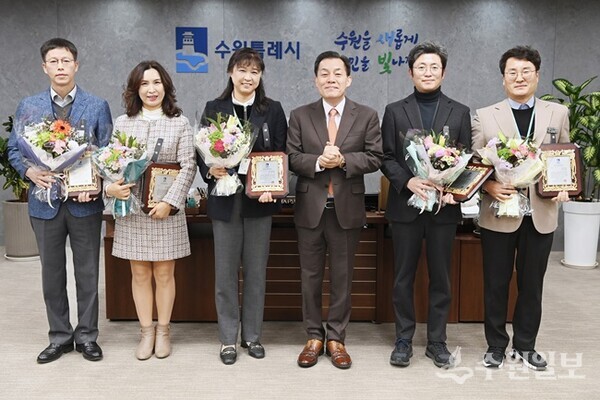 ‘2024년도 수원시 공무원 대상 시상식’에서 이재준 수원시장(오른쪽 3번째)이 수상자들을 시상한 뒤 함께 기념촬영을 하고 있다. (사진=수원시)